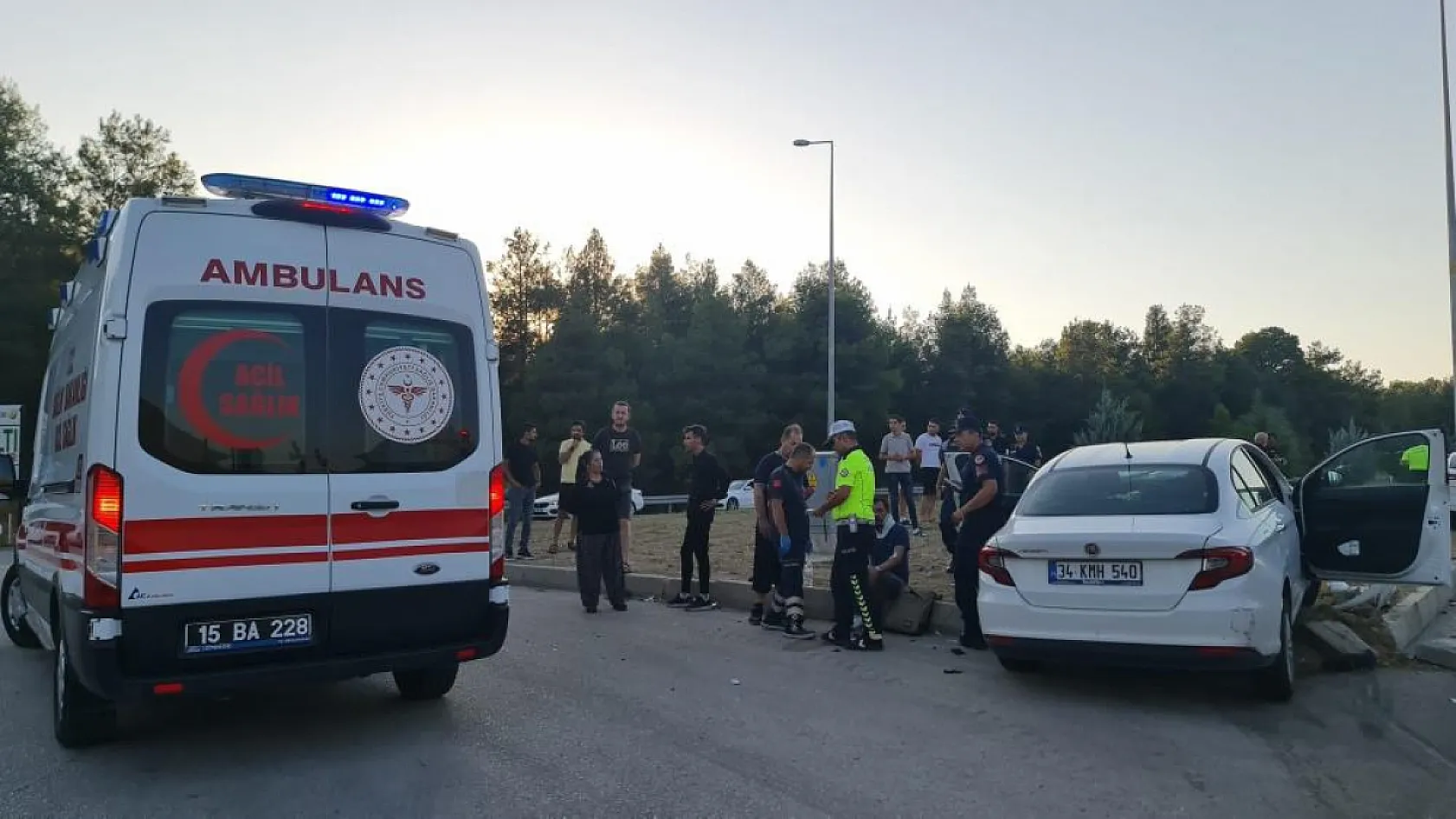 Burdur-Antalya Karayolu'nda otomobiller çarpıştı, 1'i ağır 2 yaralı