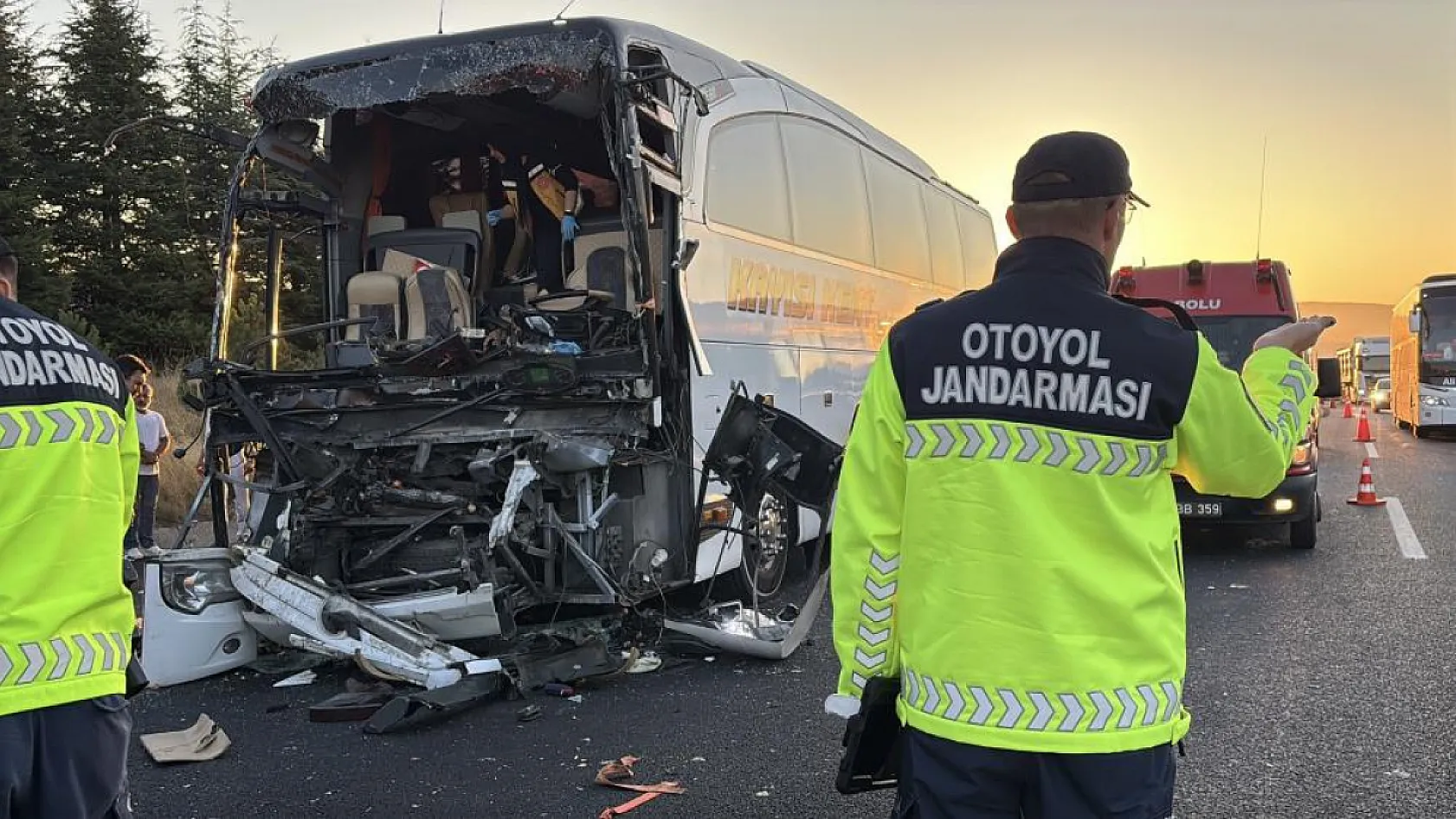 Yolcu otobüsü ile soğan yüklü kamyon çarpıştı: 1 ölü, 10 yaralı