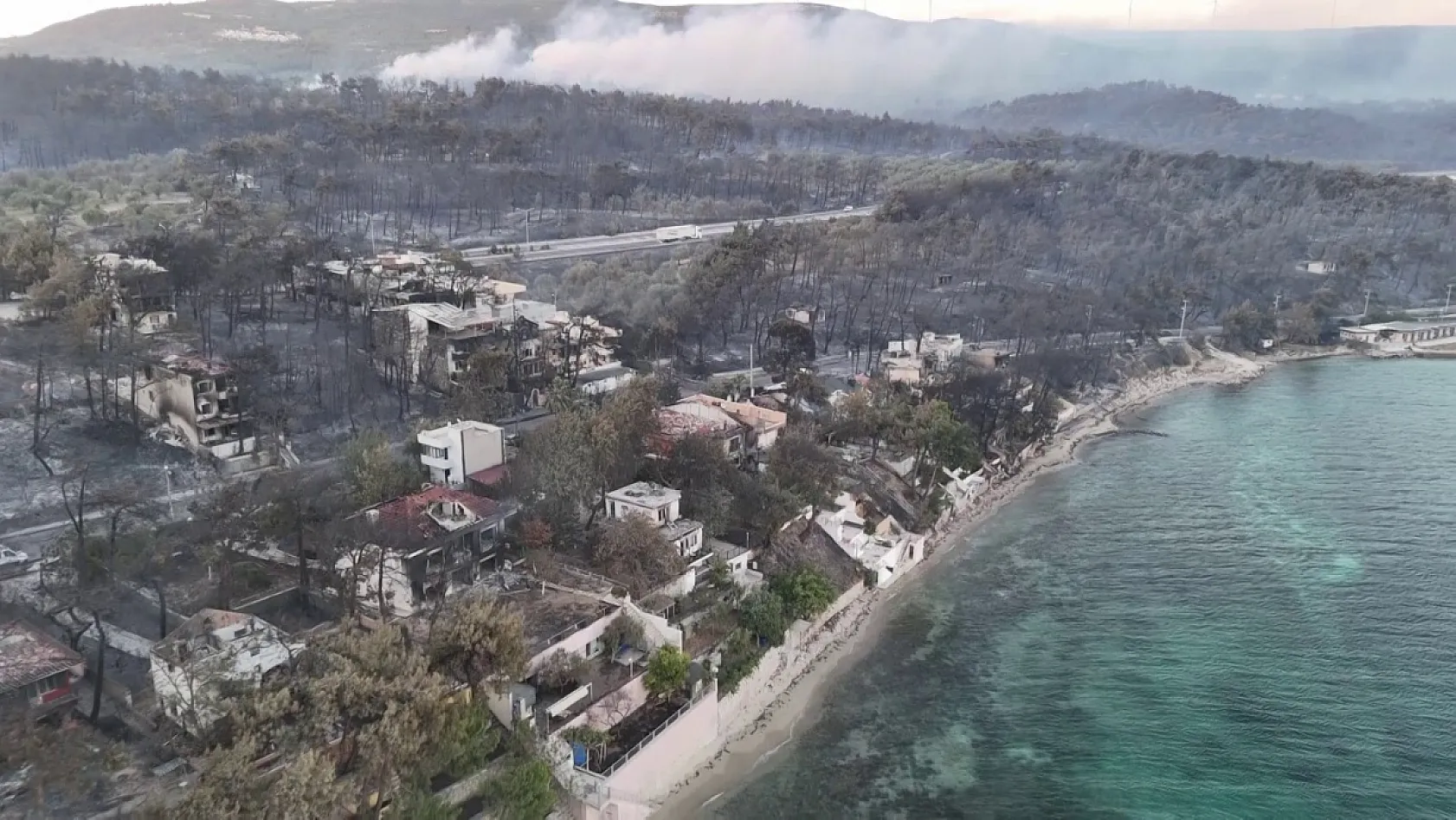 Çanakkale'de yanan villalar sabahın ilk ışıklarıyla görüntülendi