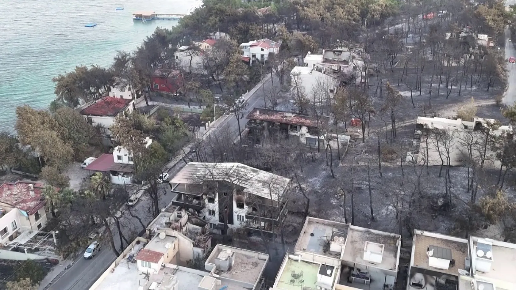 Çanakkale'de yanan villalar sabahın ilk ışıklarıyla görüntülendi