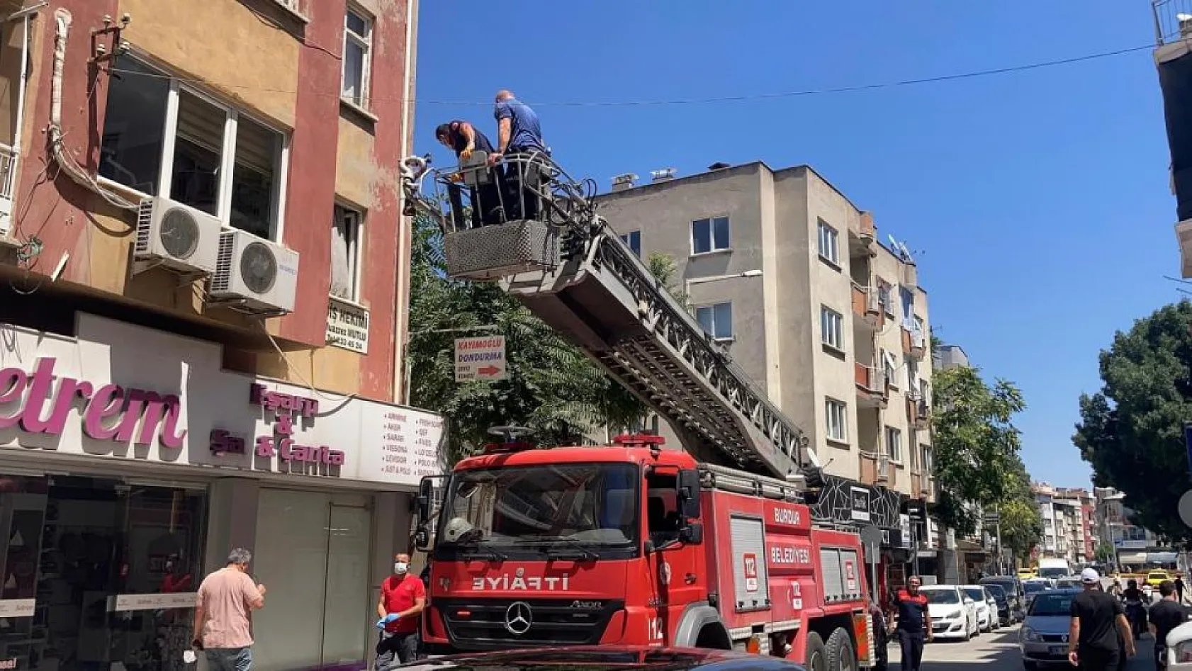 Apartmandan gelen kötü koku ekipleri harekete geçirdi