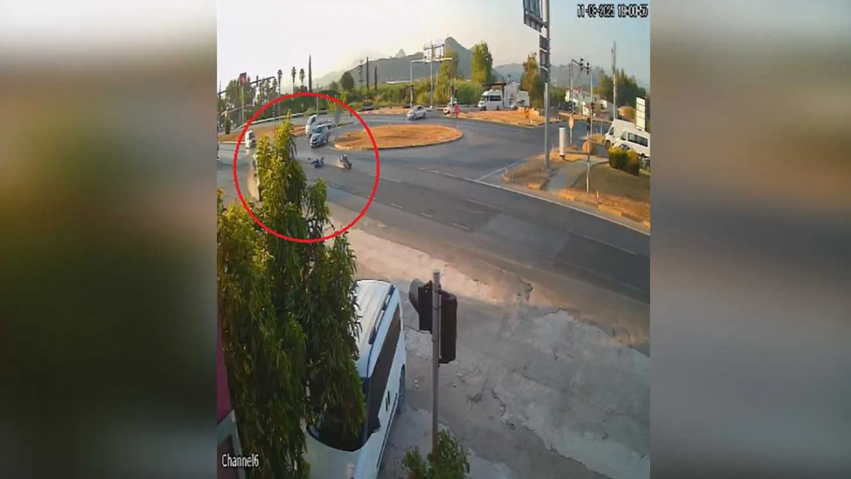 Kırmızı ışık ihlali yapan tur aracı motosiklete çarptı: 1 ölü