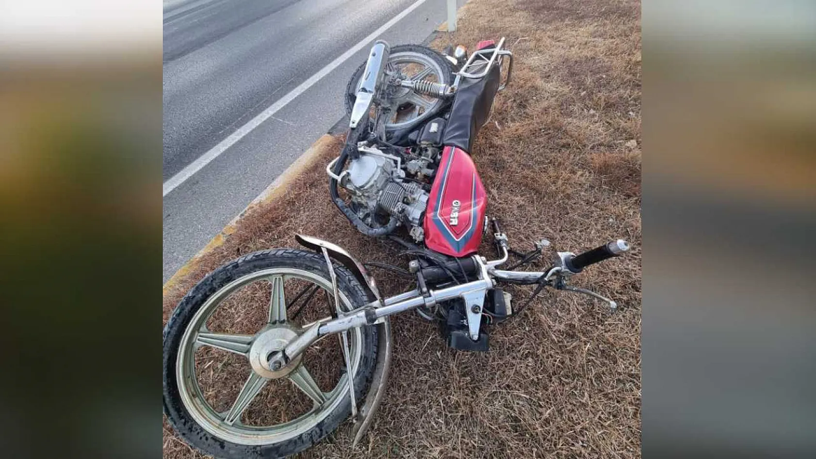 Kırmızı ışık ihlali yapan tur aracı motosiklete çarptı: 1 ölü