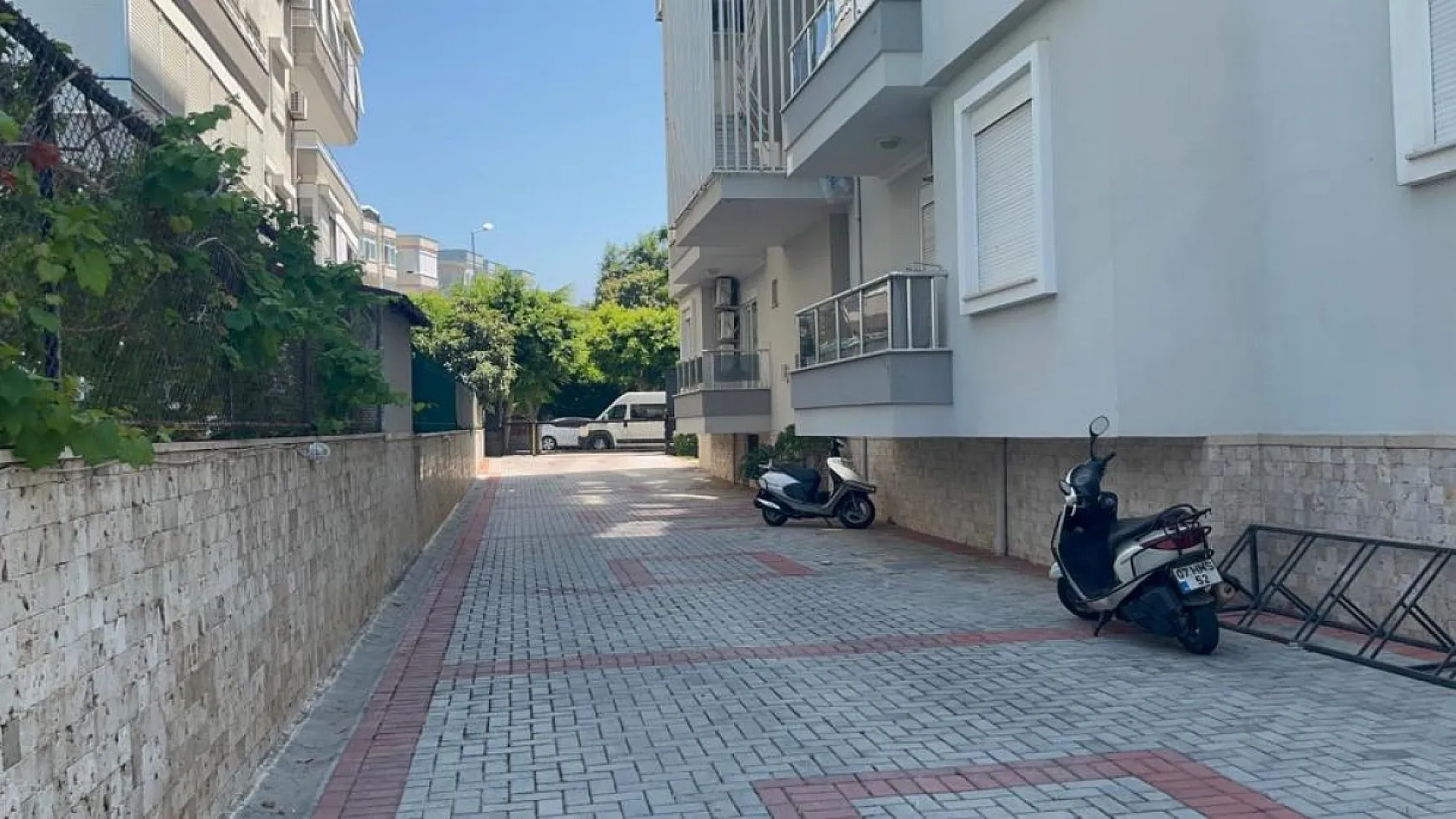 Klima takarken dengesini kaybeden genç 6. kattan zemine düştü