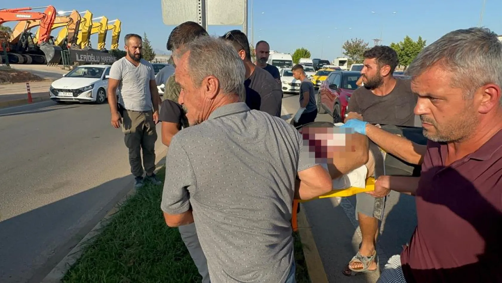 Yoldan görüntü alırken cama düşen motosiklet sürücüsüyle neye uğradıklarını anlayamadılar