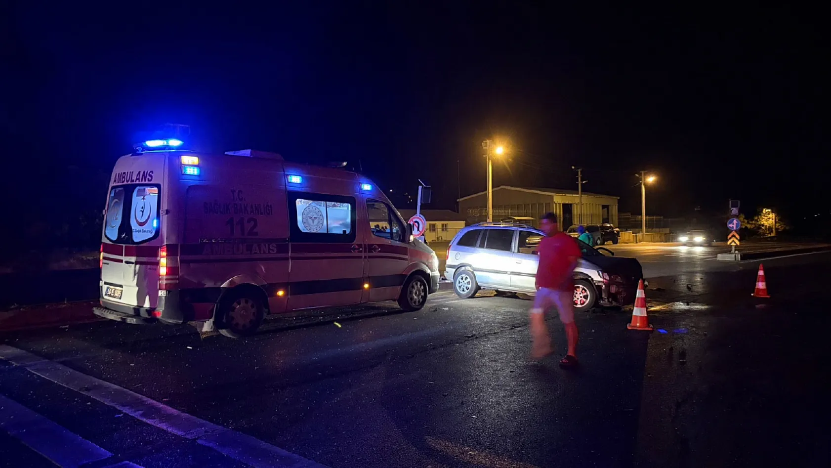 Sakarya'da iki otomobil kafa kafaya çarpıştı: 1'i ağır 8 yaralı