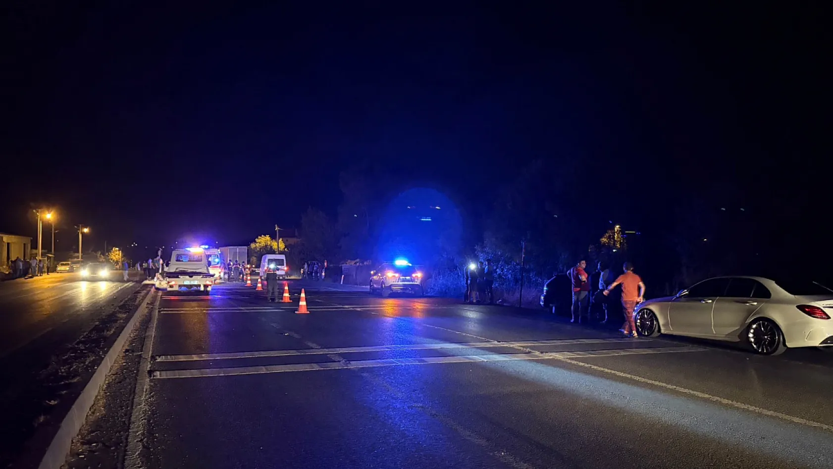 Sakarya'da iki otomobil kafa kafaya çarpıştı: 1'i ağır 8 yaralı