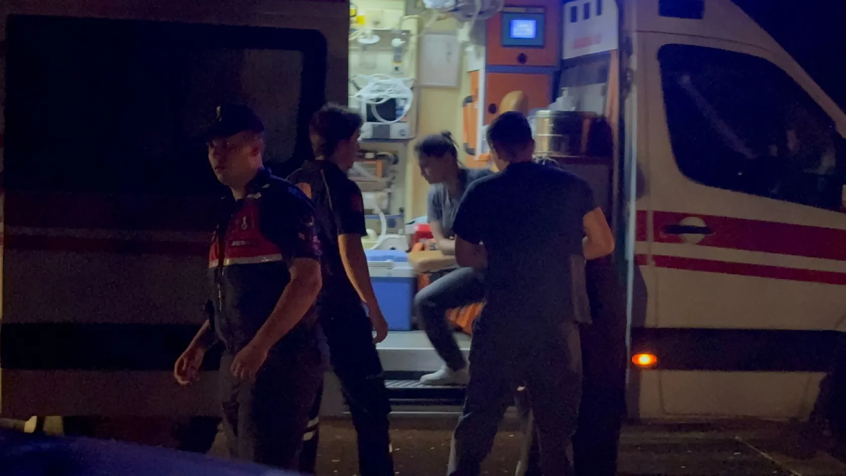 Sakarya'da iki otomobil kafa kafaya çarpıştı: 1'i ağır 8 yaralı