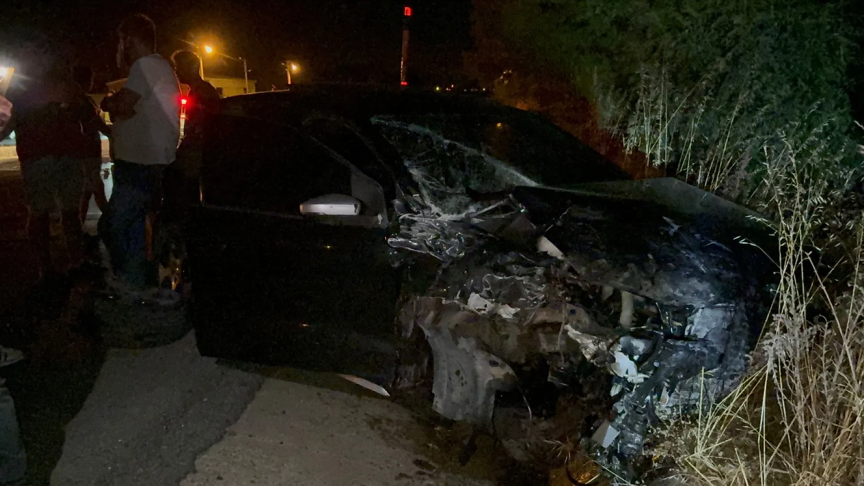 Sakarya'da iki otomobil kafa kafaya çarpıştı: 1'i ağır 8 yaralı