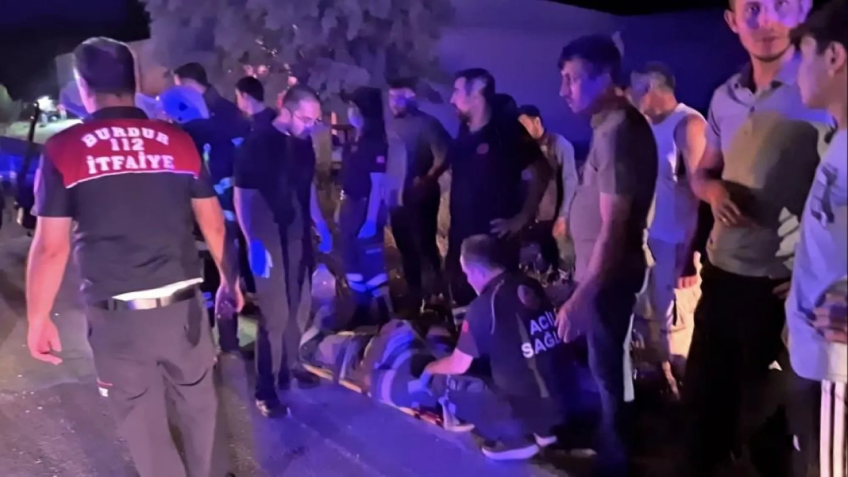 Tali yoldan çıkan traktörle çarpışan araç hurdaya döndü: 3'ü çocuk 6 kişi yaralandı