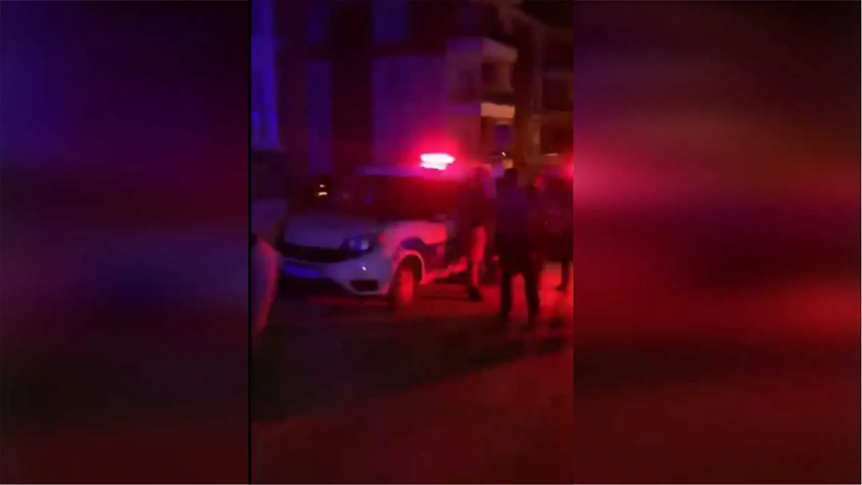 Otomobiliyle evine dönmek isteyen aileye dehşeti yaşattılar