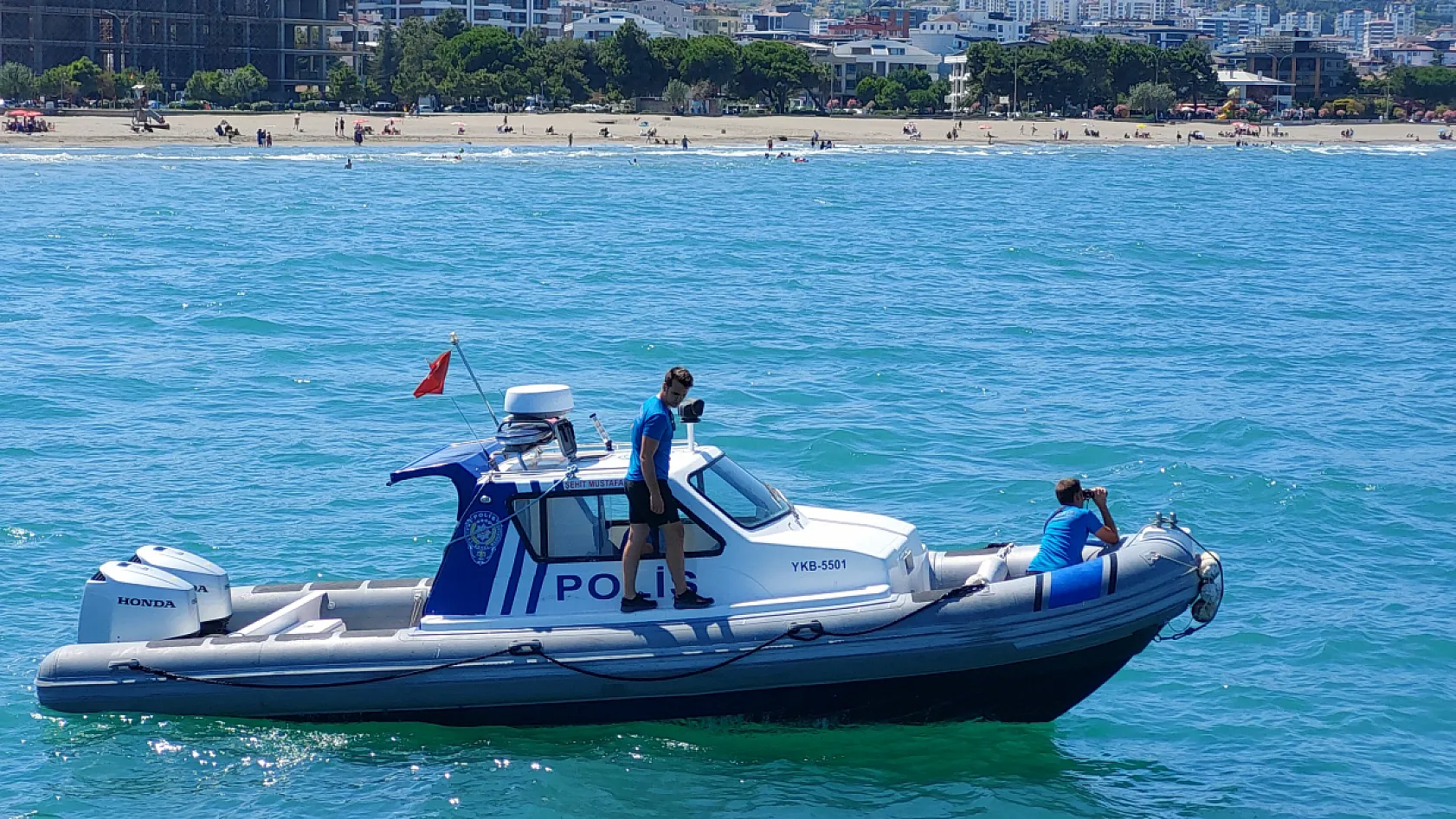 Yüzmek için denize gençlerden biri boğuldu, diğeri kayıp
