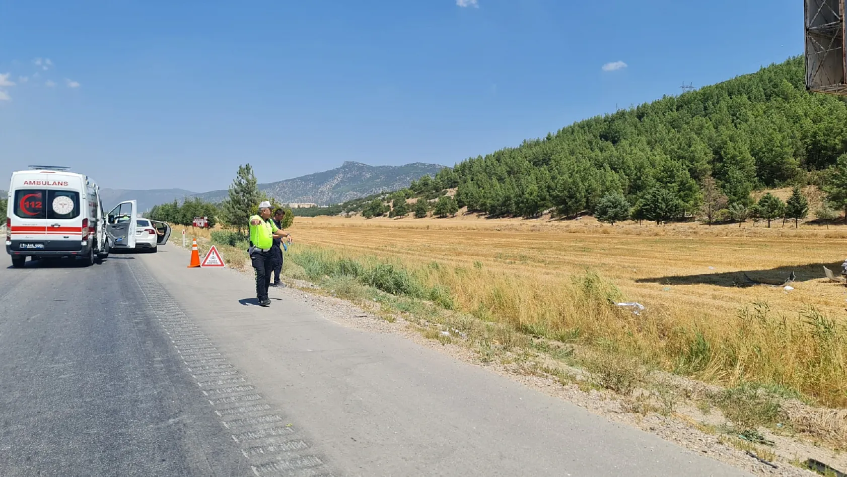 Sollamak istediği otobüse çarpıp tarlaya uçtu, 1'i ağır 3 kişi yaralandı