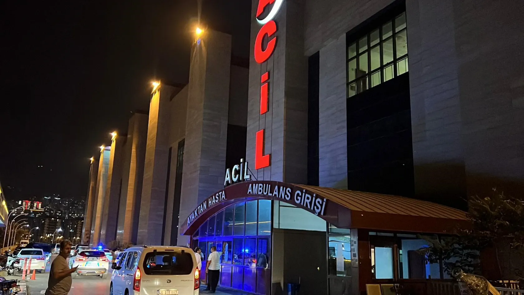 Markete gitmek isteyen anne ve kızına otomobil çarptı: Anne öldü, kızı ağır yaralandı