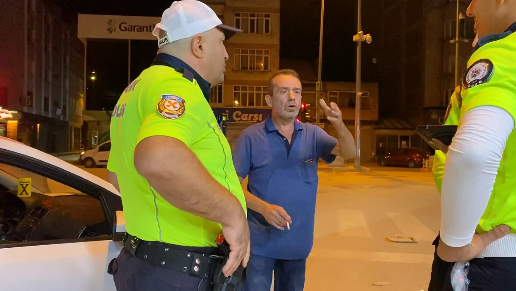 Alkollü sürücü aracını yol ortasında park edip çorba içmeye gitti