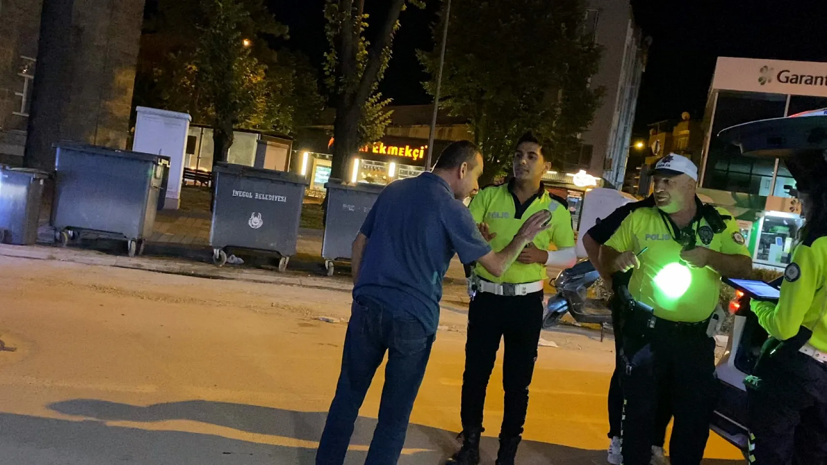 Alkollü sürücü aracını yol ortasında park edip çorba içmeye gitti