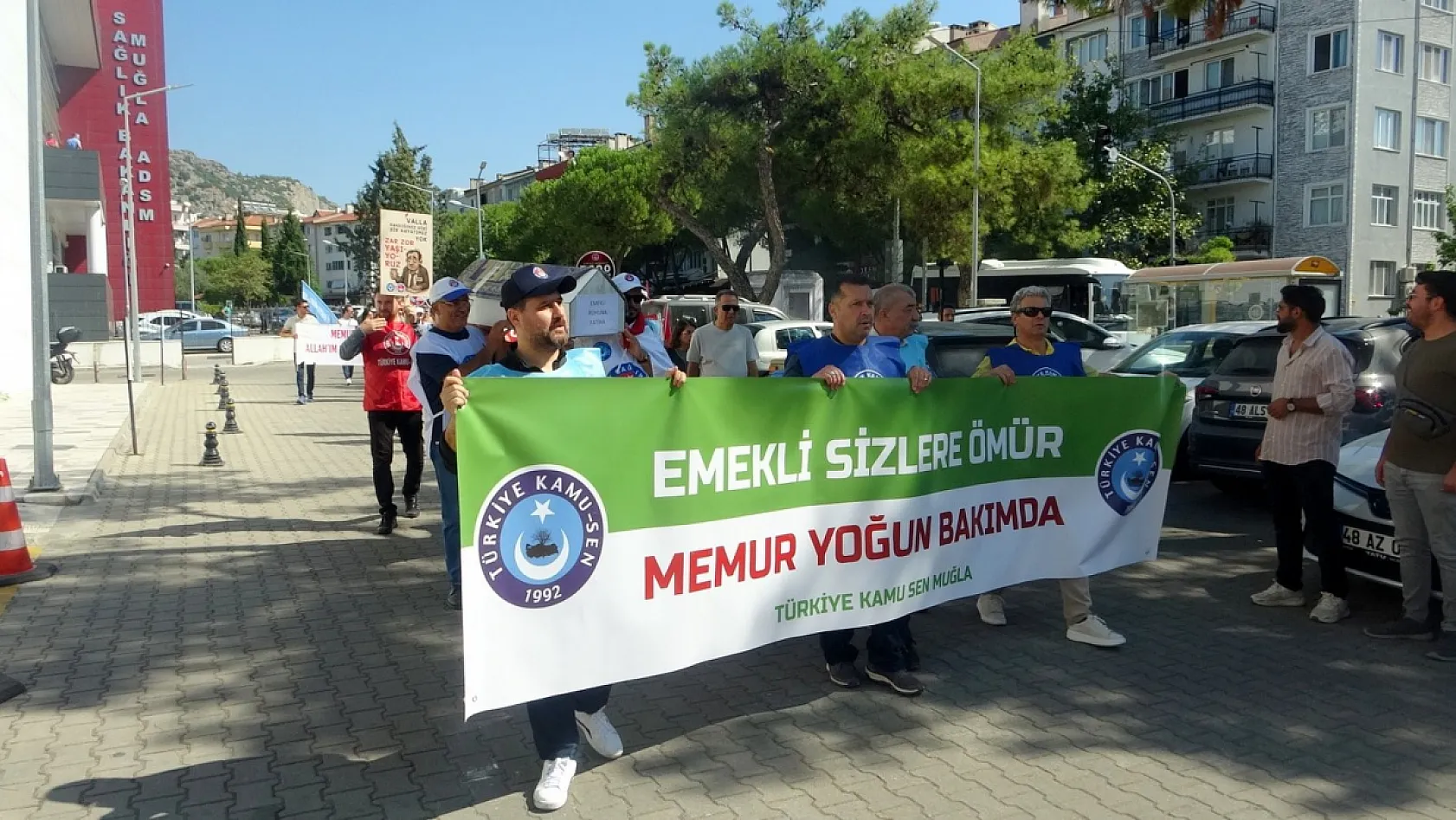 Muğla'da memurlar iş bırakıp tabutlu eylem yaptı
