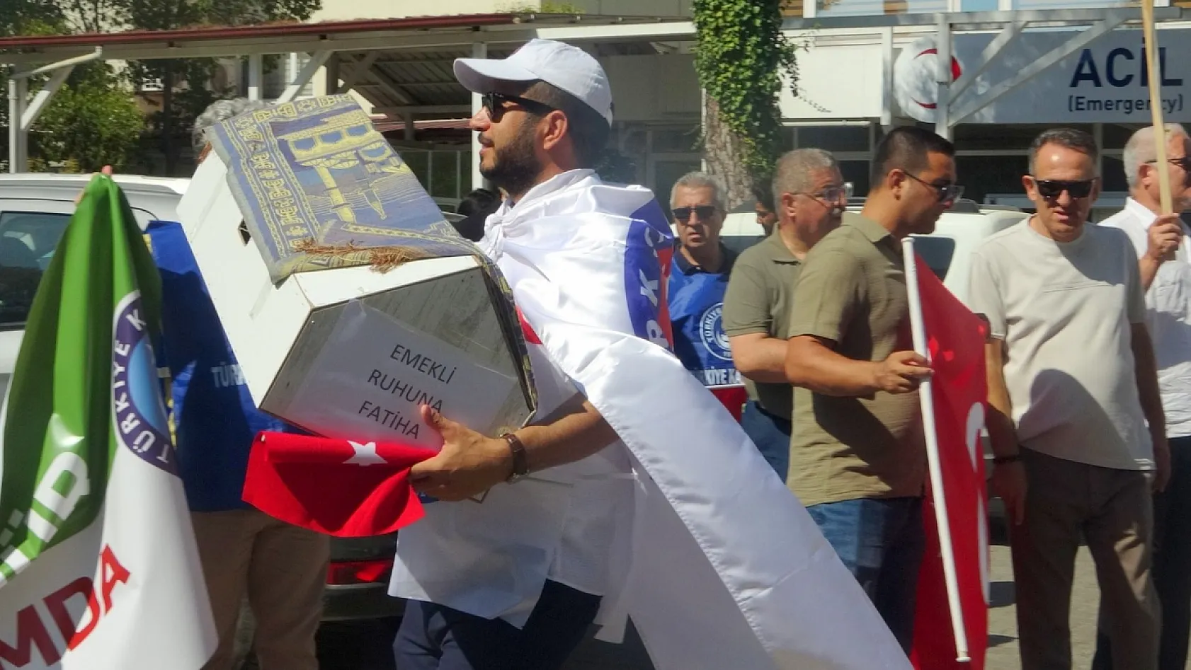 Muğla'da memurlar iş bırakıp tabutlu eylem yaptı