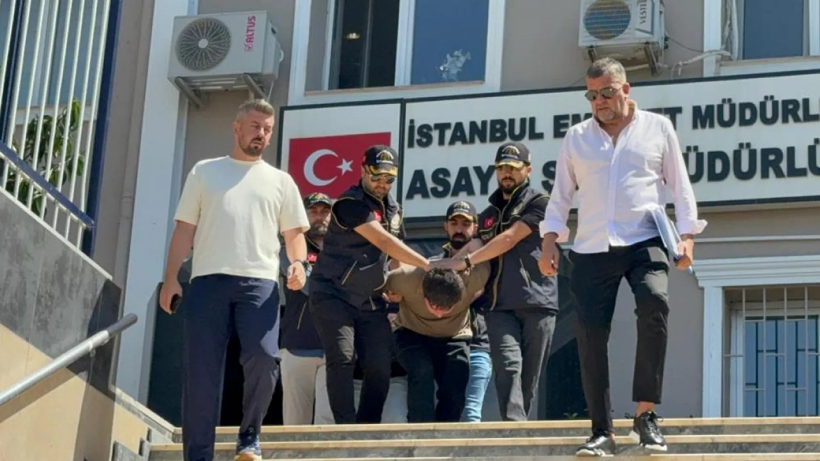Eşini Sokak Ortasında Öldüren Zanlı Adliyeye Sevk Edildi