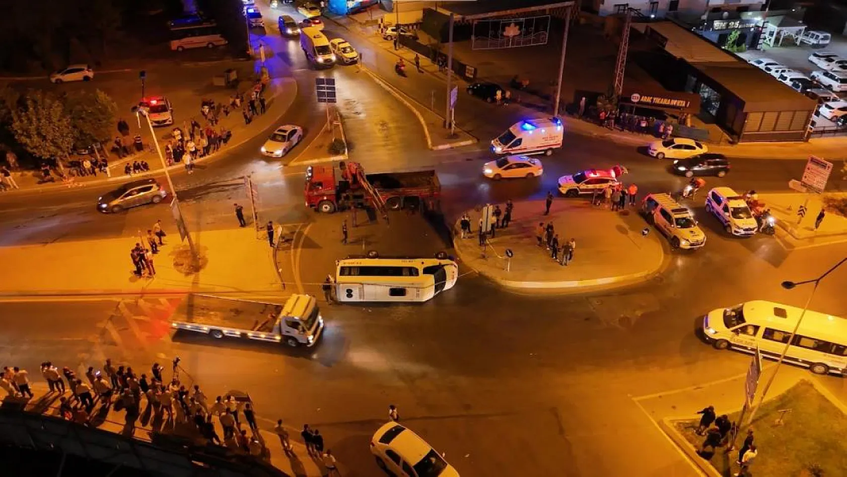 Aşırı süratli araç minibüsle çarpıştı: 10 yaralı