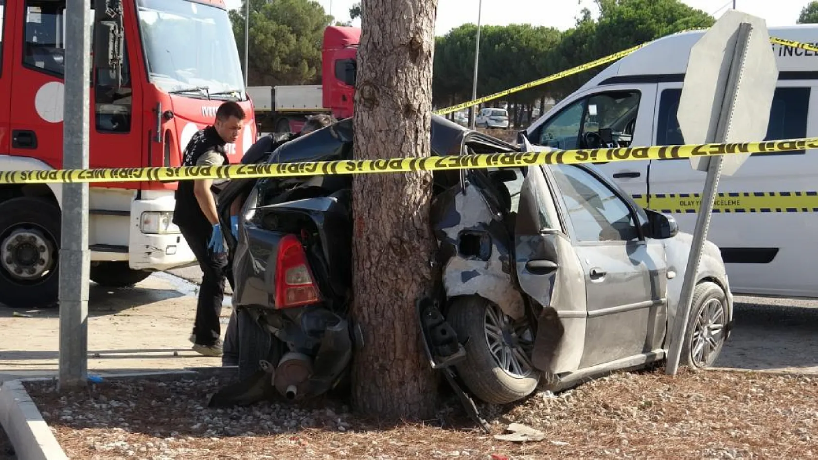 Genç kadın ağaca çarpan otomobilde can verdi