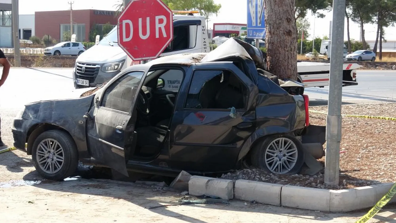 Genç kadın ağaca çarpan otomobilde can verdi