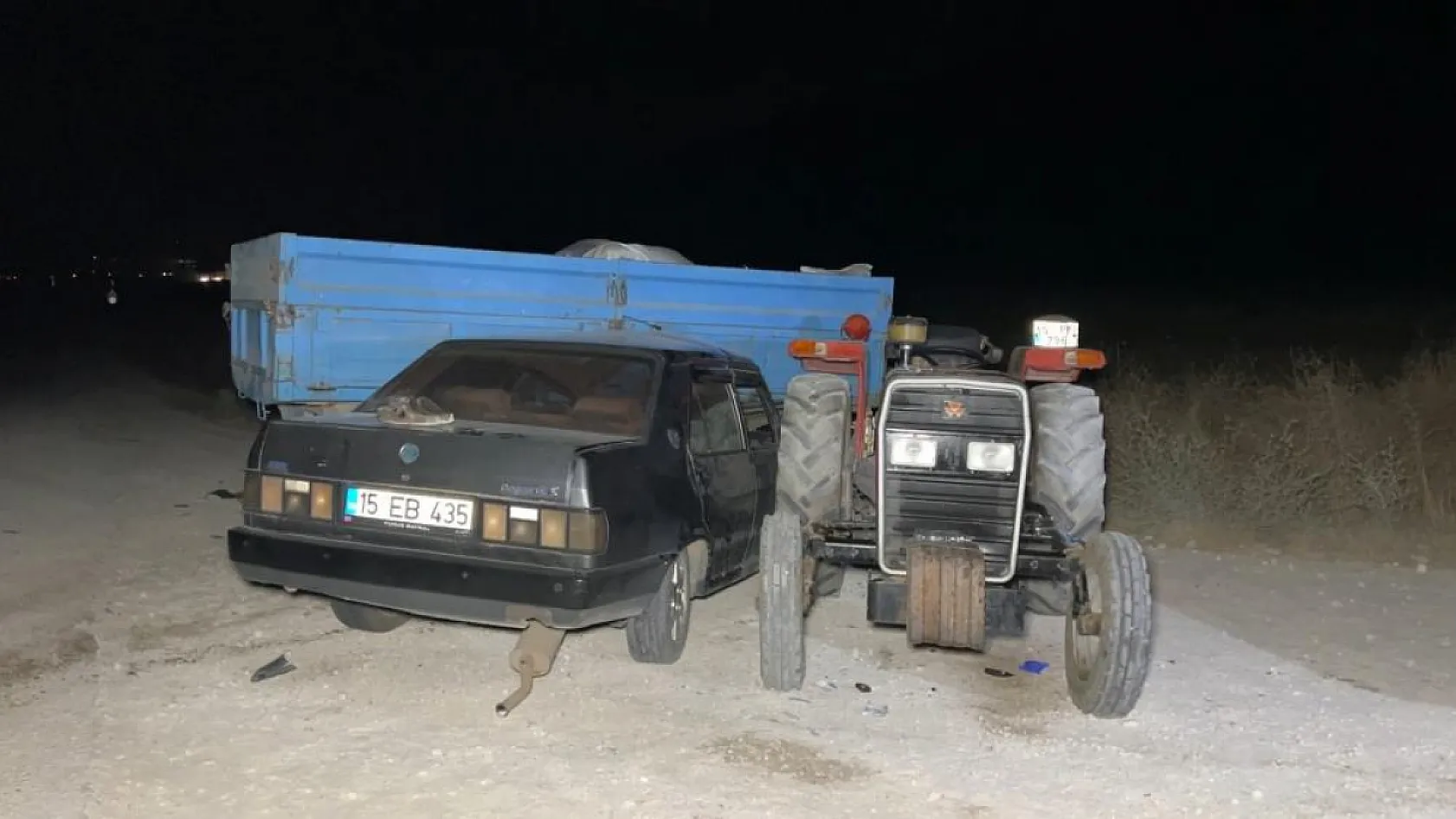 Feci kaza! Otomobil ile traktör çarpıştı, 1'i ağır 2 yaralı