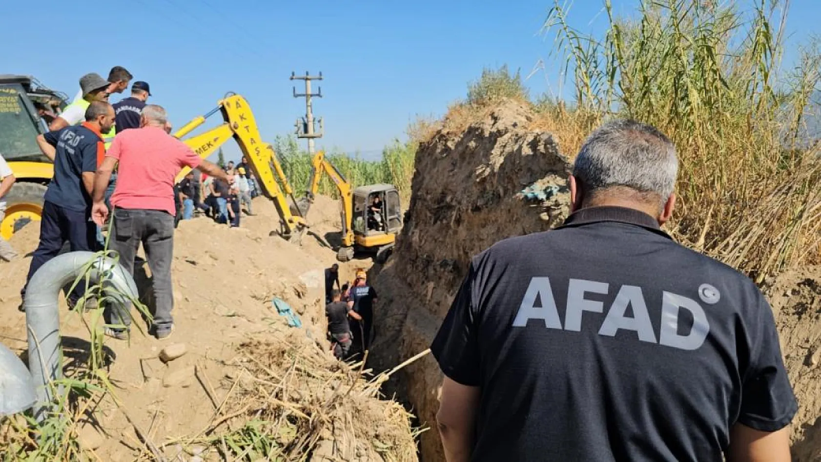Babasına yardıma gelen oğul, göçük altında kaldı