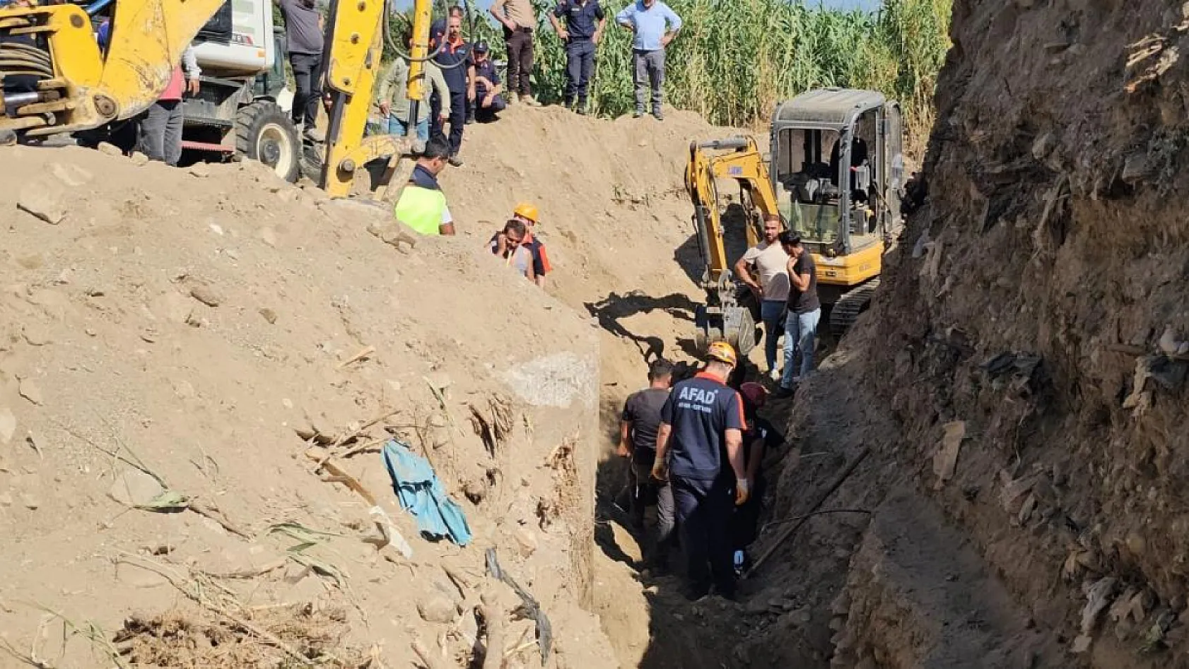 Babasına yardıma gelen oğul, göçük altında kaldı