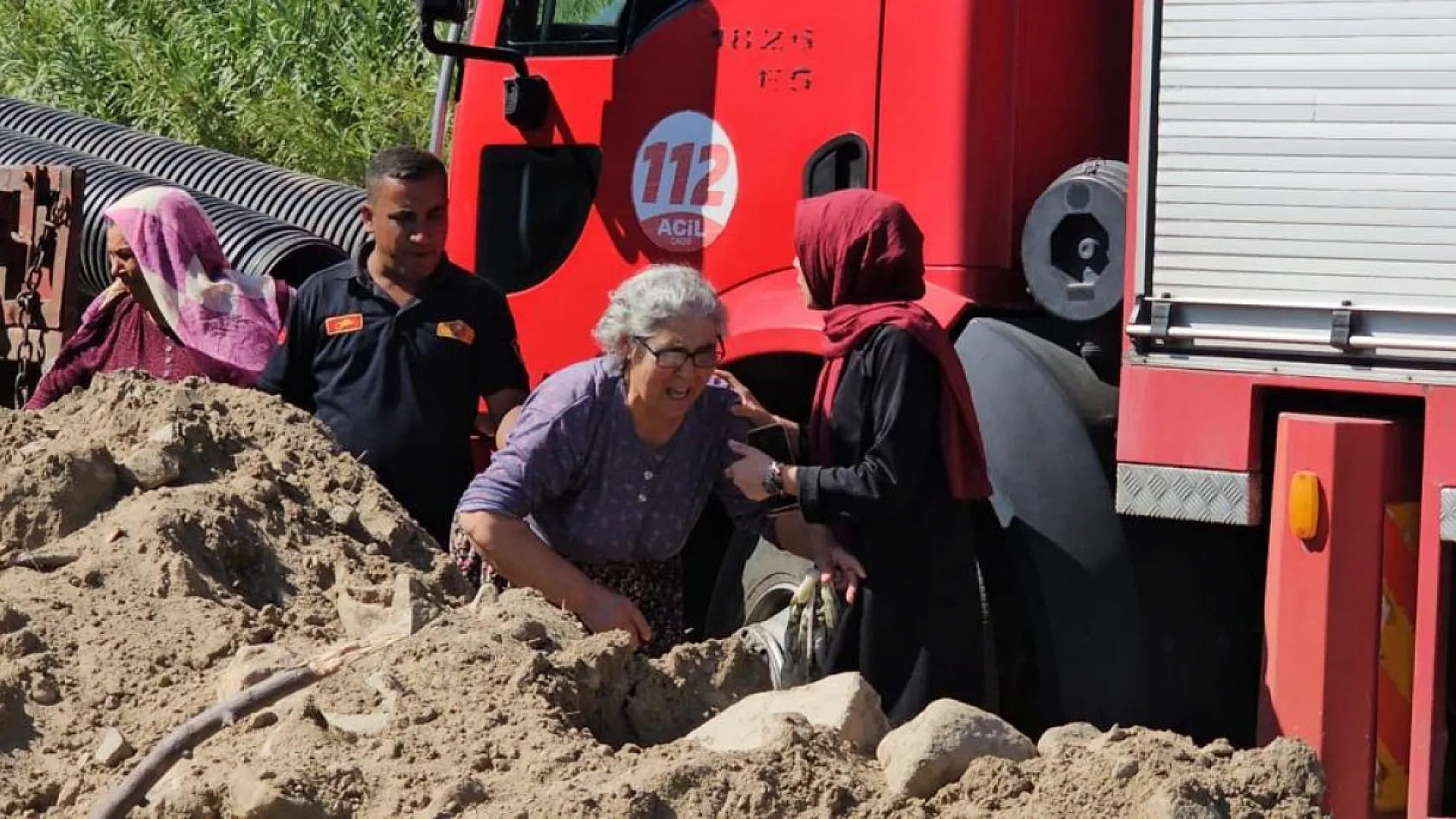 Babasına yardıma gelen oğul, göçük altında kaldı
