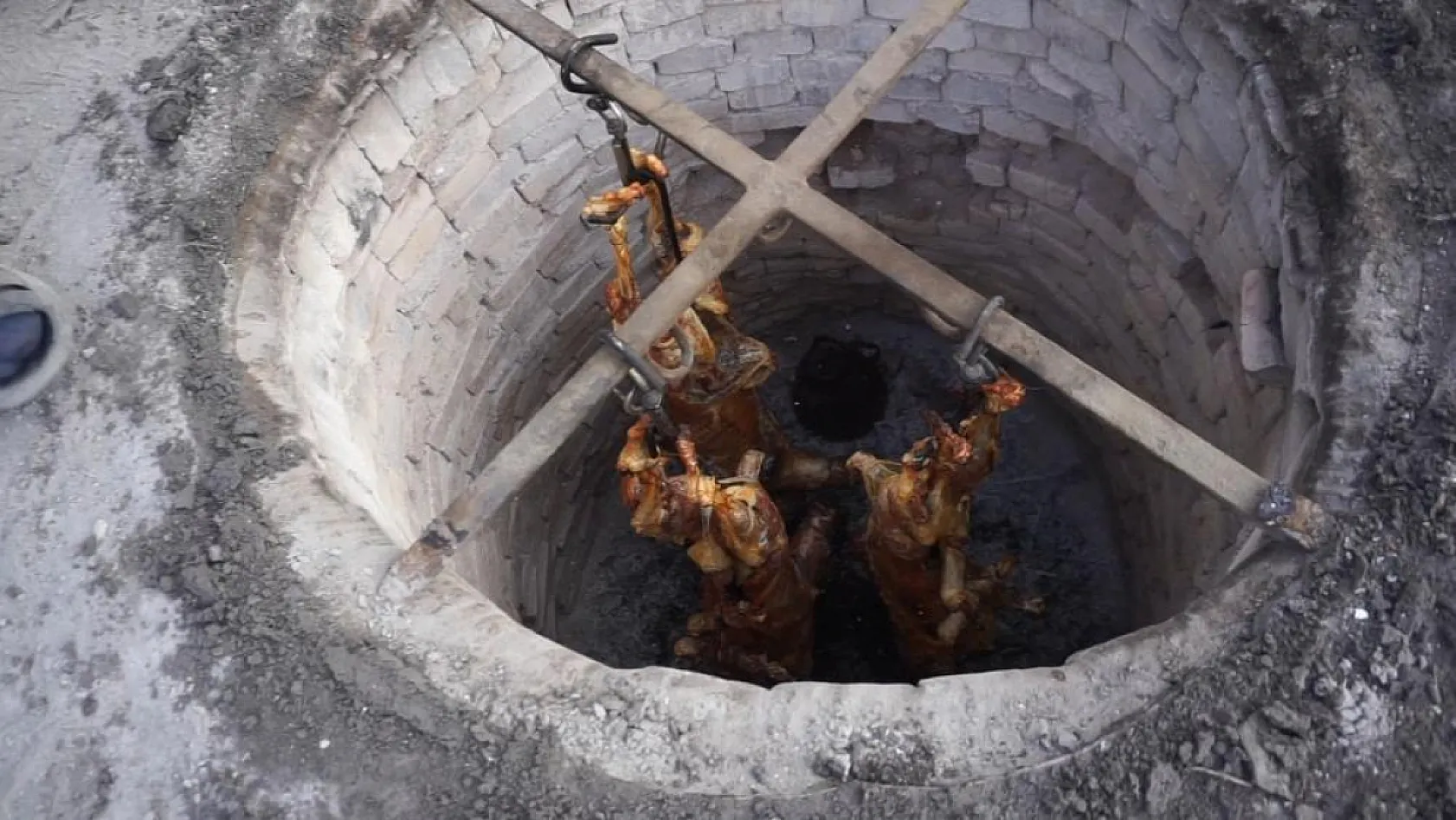 Babadan oğula aktarılan asırlık kuyu kebabı geleneği sürüyor