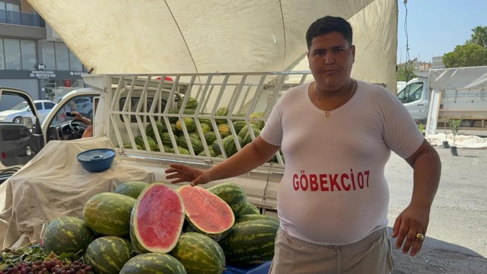 Göbek atarak karpuz satıyor