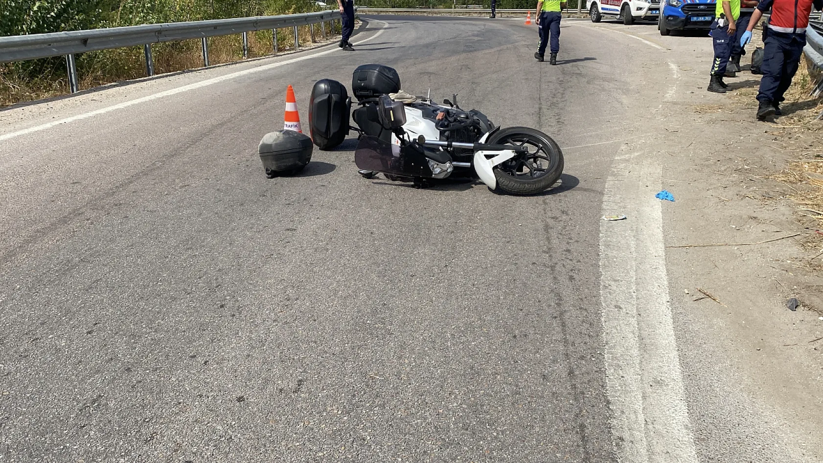 Devrilen motosiklet bariyerlere çarptı: Baba öldü, kızı ağır yaralandı