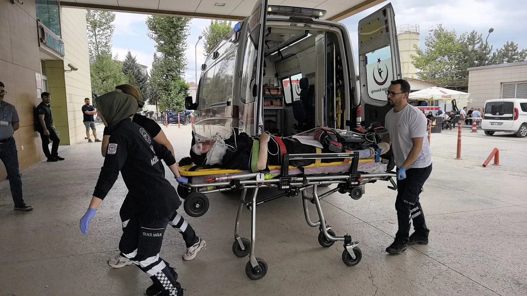 Devrilen motosiklet bariyerlere çarptı: Baba öldü, kızı ağır yaralandı