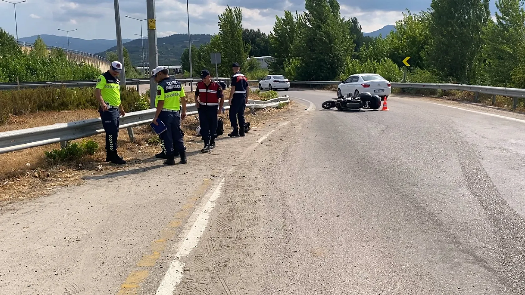 Devrilen motosiklet bariyerlere çarptı: Baba öldü, kızı ağır yaralandı