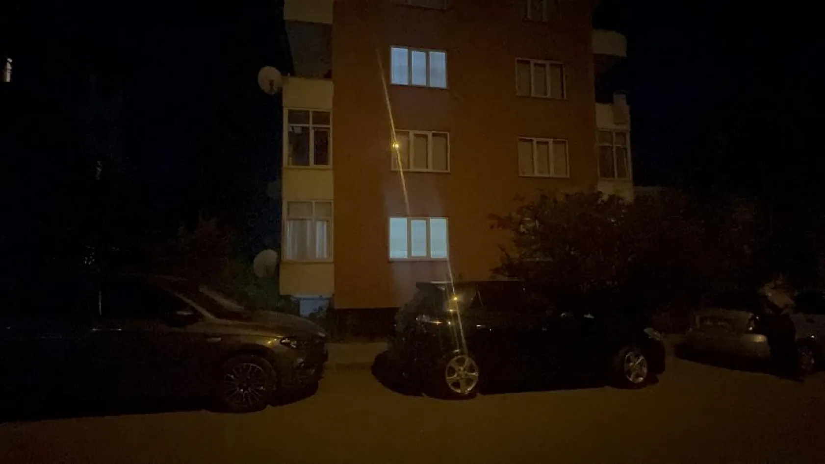 Karısını öldürüp, kendini vurdu