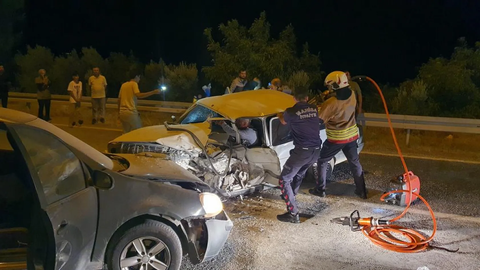 İki otomobil kafa kafaya çarpıştı: 7 yaralı
