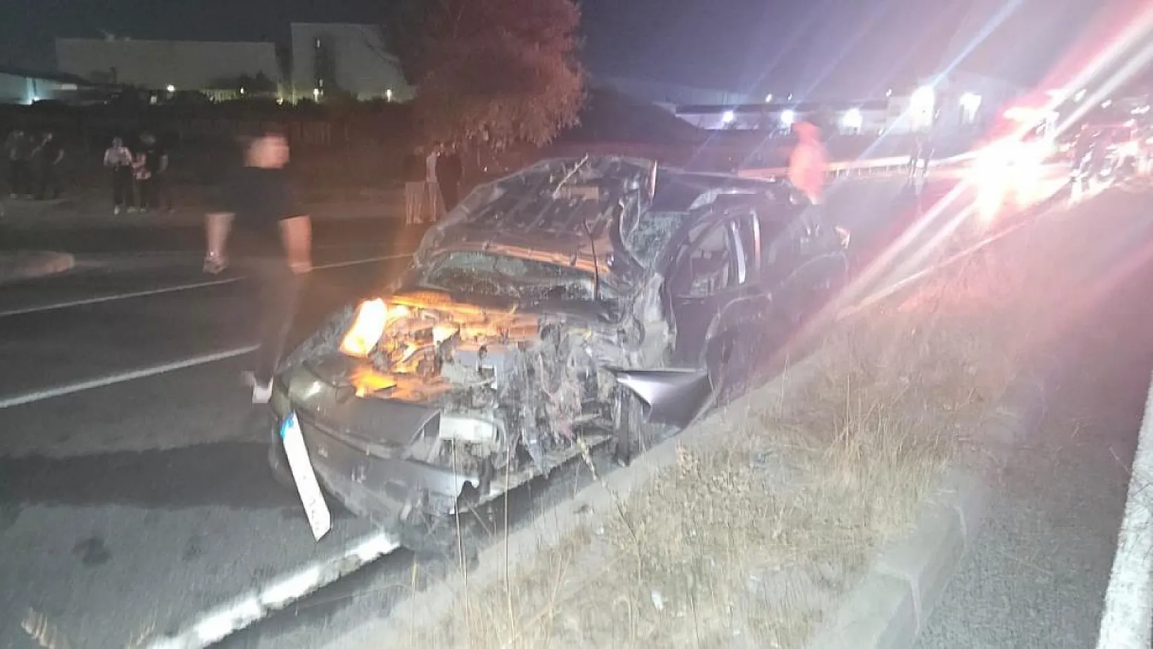 Otomobil Direğe Çarptı: Genç Kız Öldü, 2 Yaralı