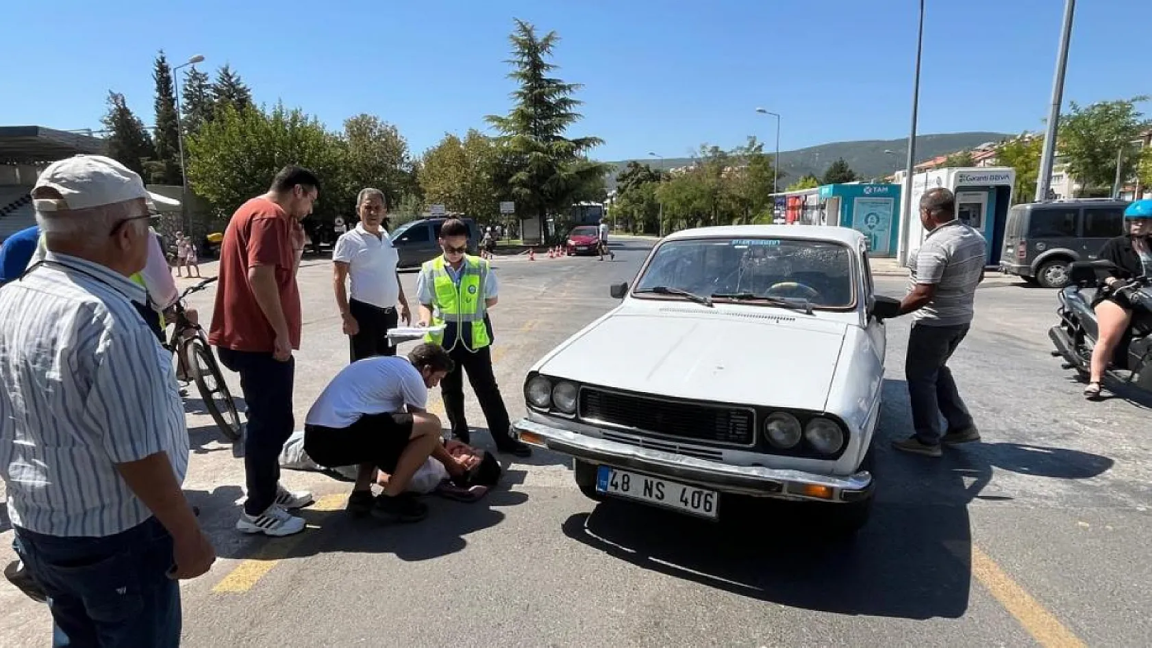 Menteşe'de Otomobil ile Motosiklet Çarpıştı: Hamile Sürücü Yaralandı