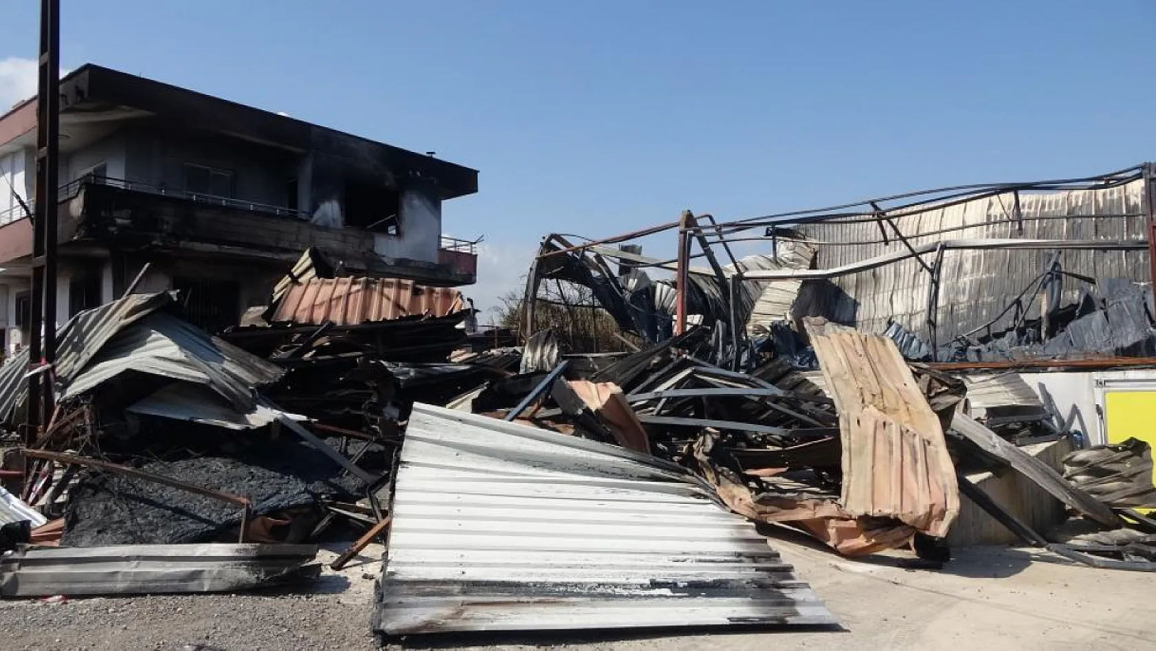 25 yıllık emek kundaklamayla kül oldu: En mutlu günlerini komşu zehire çevirmiş