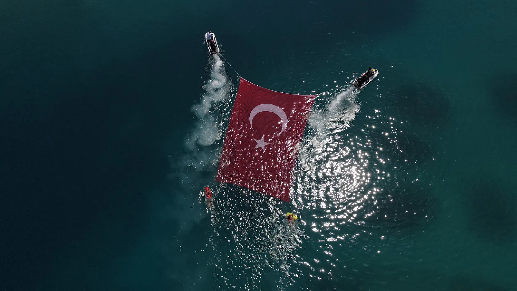 Beach of Lagoon'da 30 Ağustos Coşkusu  Denizden Gökyüzüne Taşındı