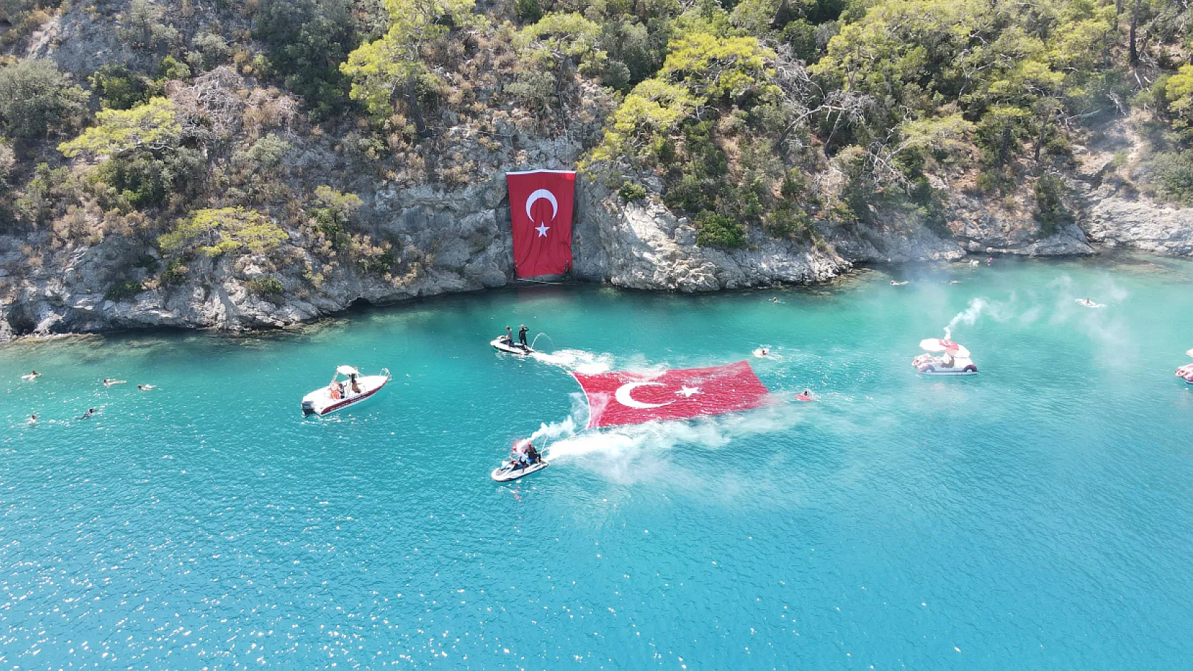 Beach of Lagoon'da 30 Ağustos Coşkusu  Denizden Gökyüzüne Taşındı