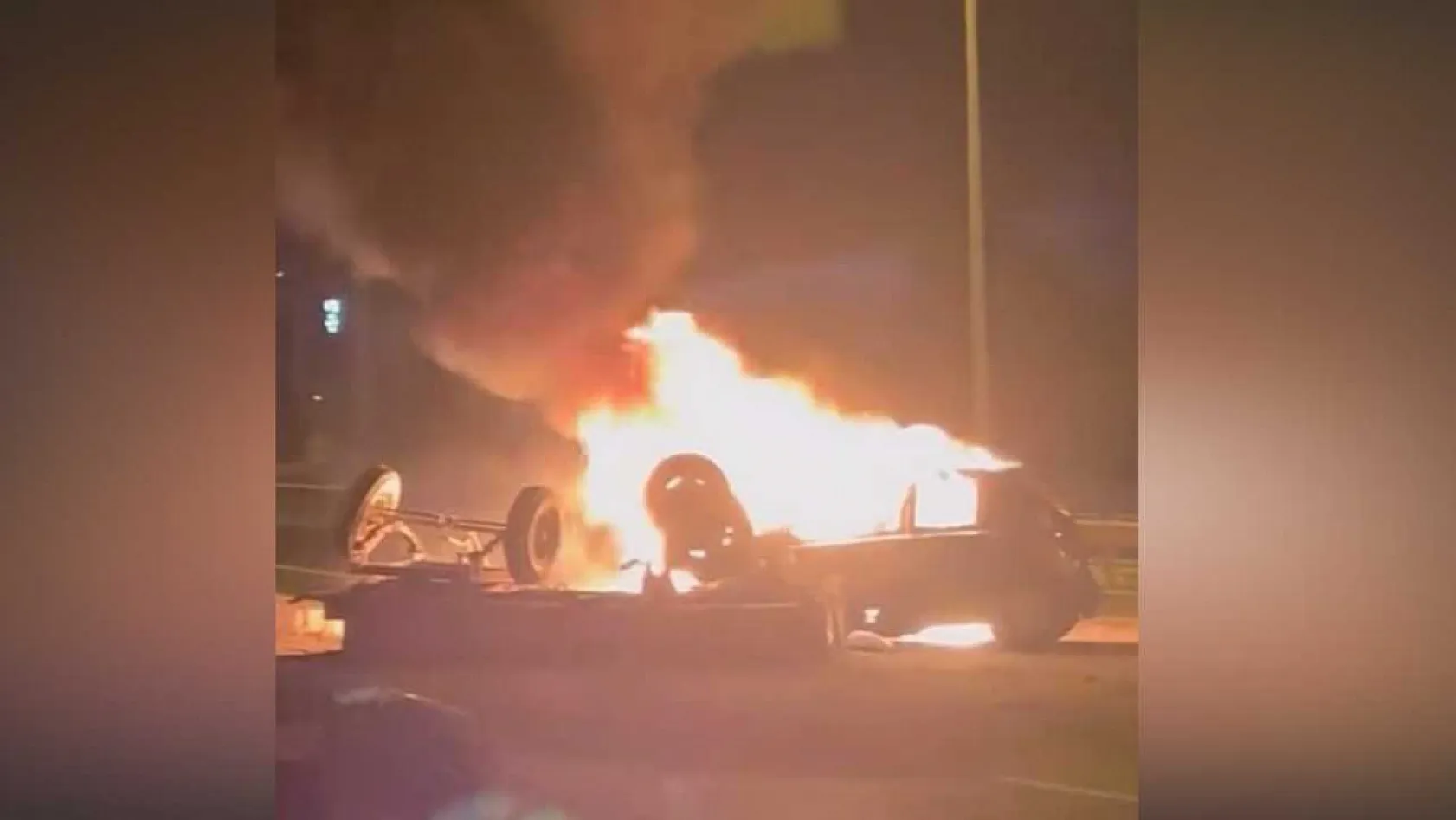 Traktöre çarpıp yanan otomobildeki anne-kız yaralandı