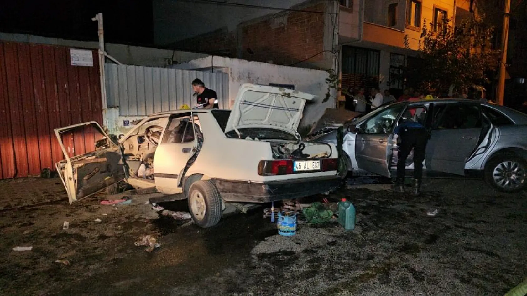 İki Otomobil Çarpıştı: 3'ü Ağır 8 Yaralı