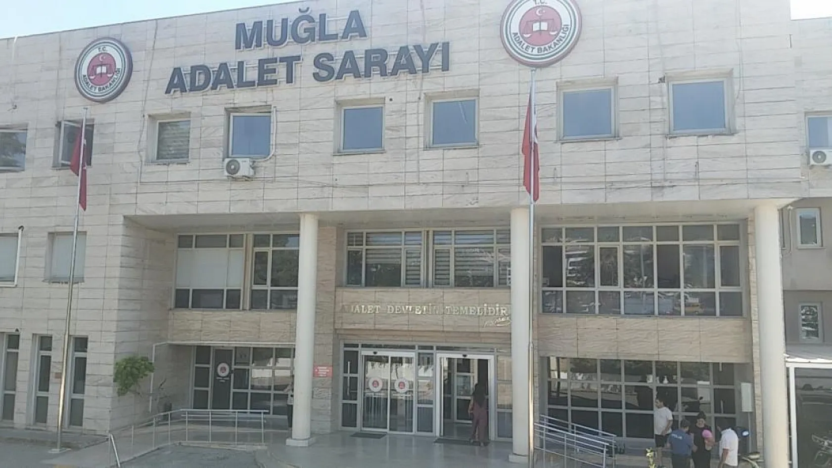 Menteşe Belediye Başkanı Aras'ın anneannesinin evine saldıran şüpheliler adliyeye sevk edildi