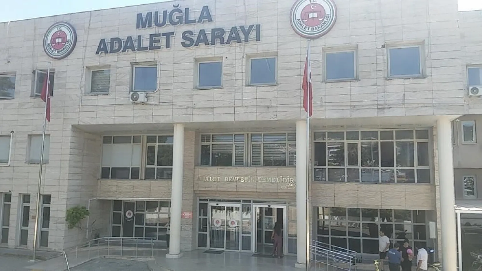 Menteşe Belediye Başkanı Aras'ın anneannesinin evine saldıran şüpheliler tutuklandı