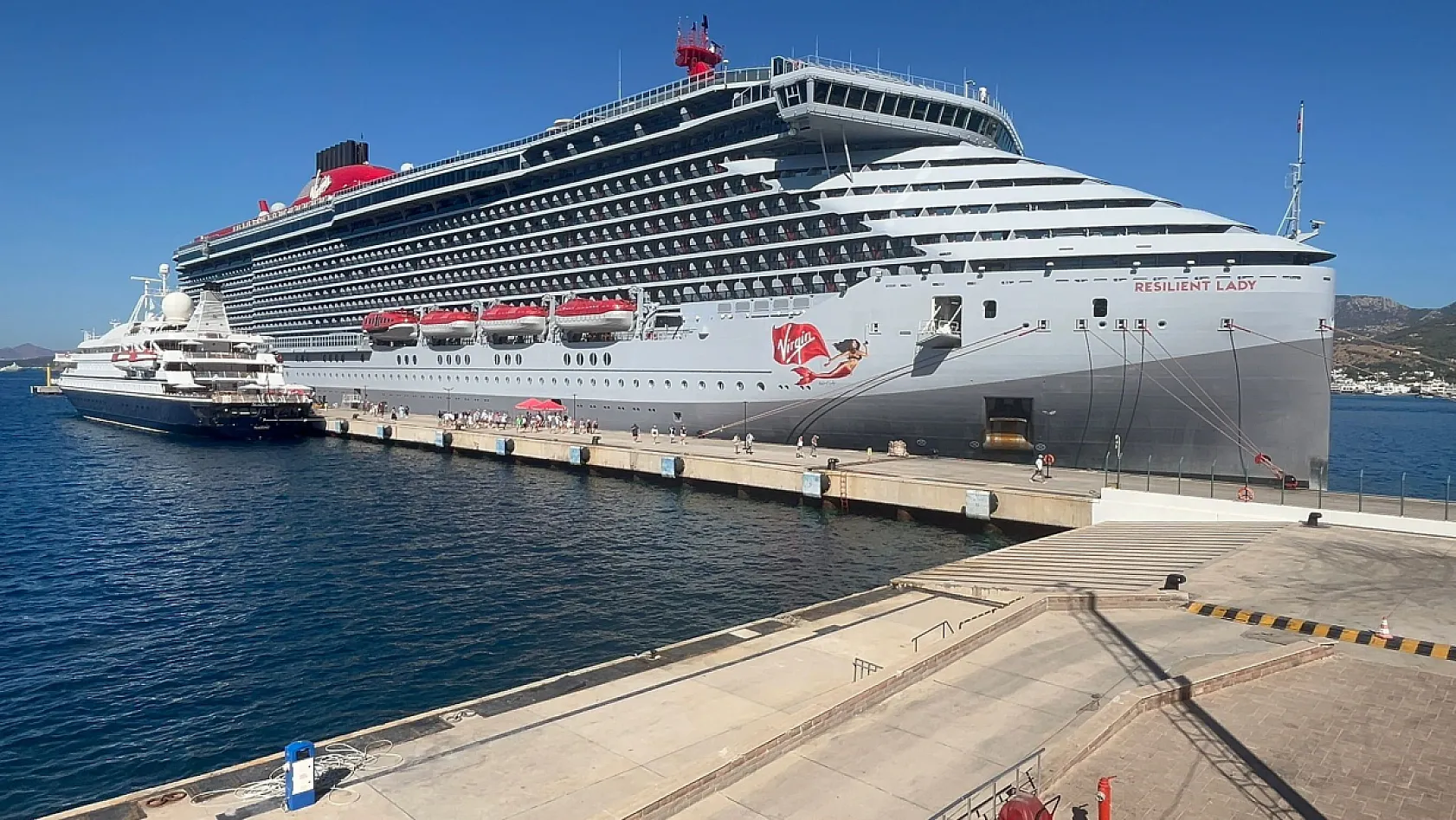 Bodrum'a 2 gemi birden geldi