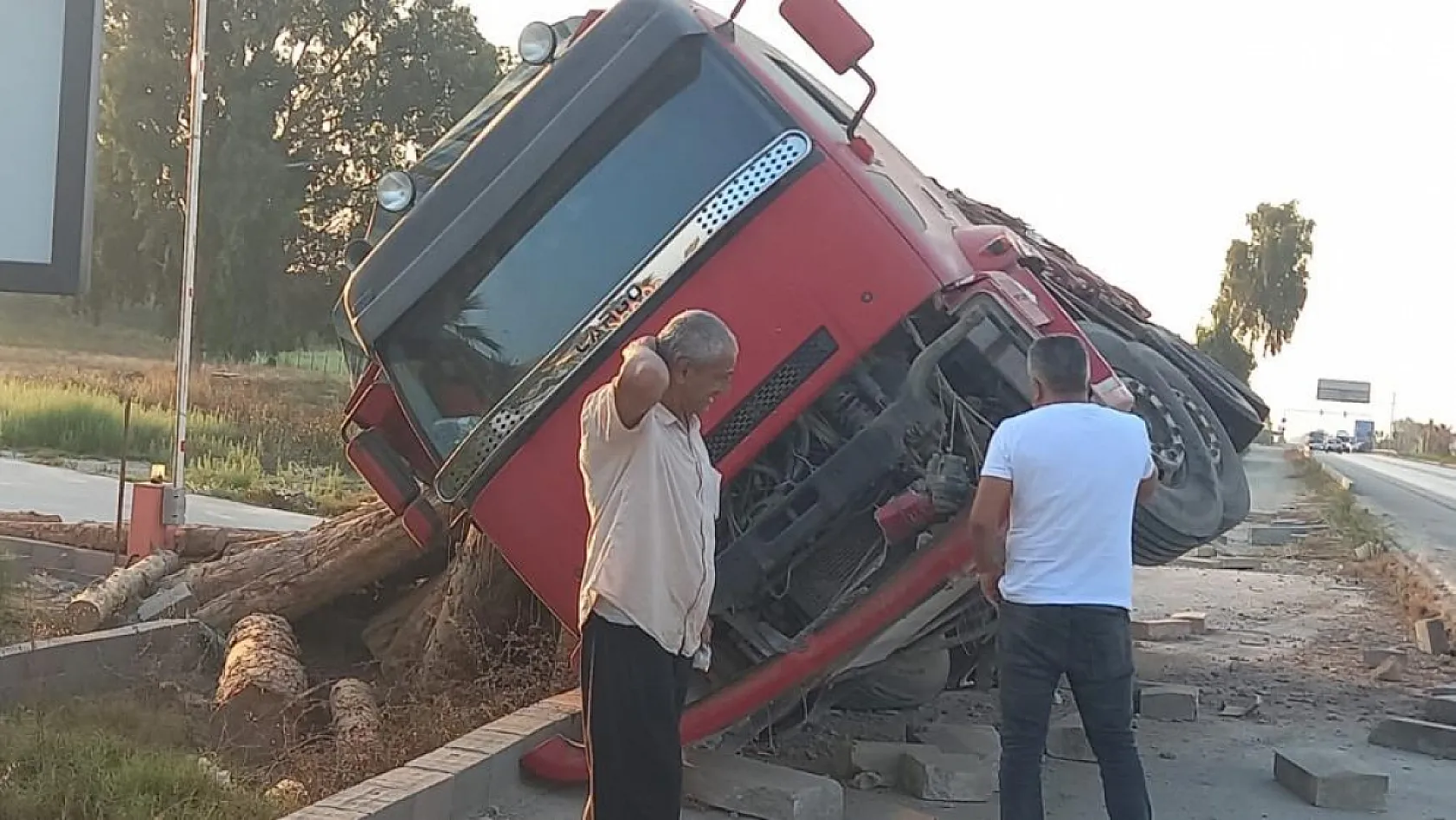 Lastiği patlayan tomruk yüklü kamyon devrildi, sürücü kazayı burnu bile kanamadan atlattı