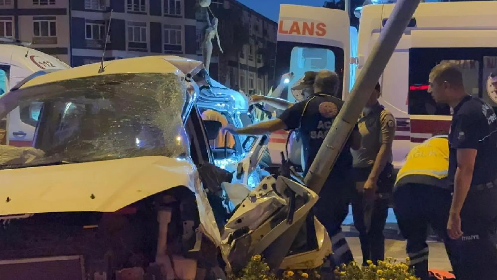 Kırmızı ışık ihlali kazayı da beraberinde getirdi: 3'ü ağır 6 yaralı