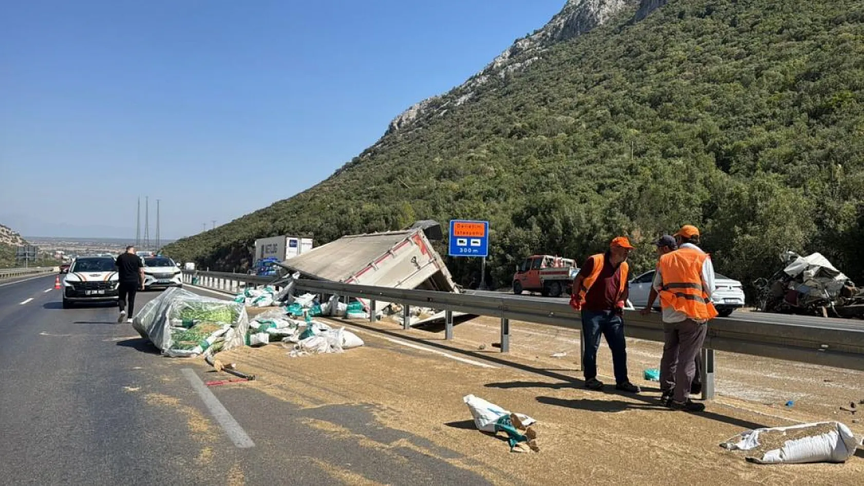 Direksiyon hakimiyetini kaybeden tır devrildi: Genç sürücü yaşamını yitirdi